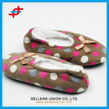 New vivid kids custom plush slipper, OEM dots designed indoor plush slippers